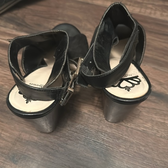 Fergalicious Ladies dress shoes size 7 - Picture 3 of 3